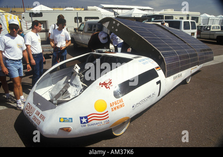 Voiture à énergie solaire à l'énergie solaire et l'AZ 500 électrique Banque D'Images