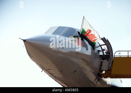 Concorde avec drapeau gallois de l'aéroport international de Cardiff Rhoose Vale of Glamorgan South Glamorgan Wales UK HJ Banque D'Images