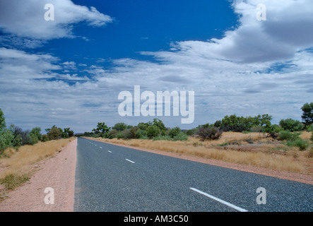 Stuart Highway au sud d'Alice Springs Australie Territoire du Nord dans l'outback près de Ayers Rock Banque D'Images