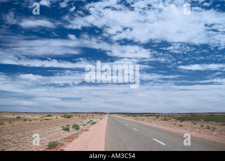 Stuart Highway au sud d'Alice Springs Australie Territoire du Nord dans l'outback près de Ayers Rock Banque D'Images