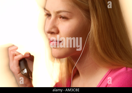 Teenage girl listening to music Banque D'Images