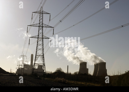 Les pylônes et les lignes électriques avec les tours de refroidissement à Didcot Power Station d'alimentation reliant au réseau national des nuages de vapeur Banque D'Images