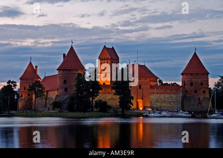 Sur une presqu'île au milieu du lac Galve le château d'eau est situé à Trakai, Lituanie, Pays Baltes Banque D'Images