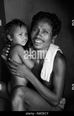 Saora homme et enfant au village de Gaibambh près de Taptapani, Orissa, Inde. Banque D'Images