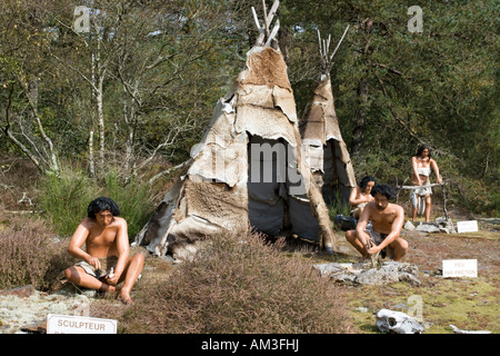 Famille CroMagnon avec de simples abris couverts de peau modèles lifesize Dinosaur Park France Banque D'Images