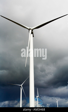 Éoliennes avec tempête de frais généraux Banque D'Images