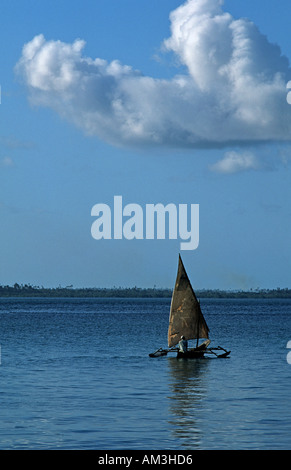 Boutre de pêche traditionnelle dans les détroits entre les îles et Mafia Chole situé dans l'Océan Indien de Zanzibar Tanzanie S Banque D'Images