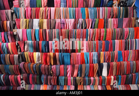 Sélection d'écharpes et châles en vente sur un étal du marché dans la ville de pierre de Zanzibar Tanzanie Unguja Banque D'Images