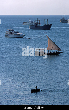 Bateaux dans le port en fin d'après-midi Vue de House of Wonder sur front de mer historique de villes en pierre Zanzibar Tanzanie Banque D'Images