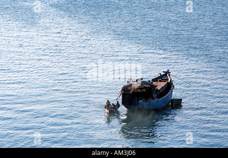 Bateaux dans le port en fin d'après-midi Vue de House of Wonder sur front de mer historique de villes en pierre Zanzibar Tanzanie Banque D'Images