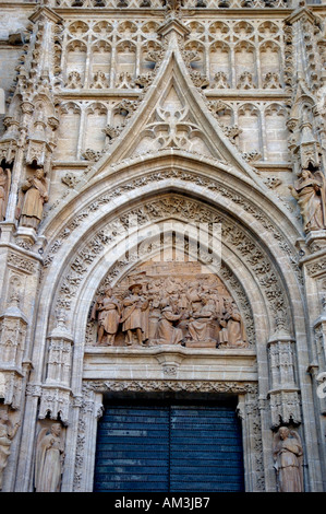 La Cathédrale de Séville Andalousie Espagne une porte d'entrée sur la Plaza Virgen de los Reyes Banque D'Images