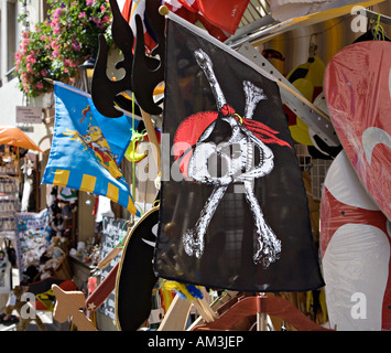 Tête de mort Jolly roger drapeau à l'extérieur de l'atelier souvenirs Rothenberg Allemagne Banque D'Images