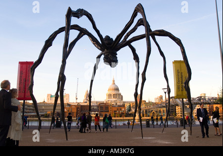 Sculpture d'Araignée de Louise Bourgeois à la Tate Modern à la recherche de l'autre côté de la Tamise jusqu'à la Cathédrale St Paul Banque D'Images