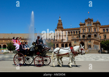 Voyage itinérant en panier conduisant des personnes autour de la Plaza de Espana pendant la Feria de Abril, Séville, Andalousie, espagne. Banque D'Images