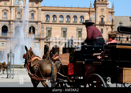 Espagne Andalousie Seville Plaza De Espana Famille de Sevillanes dans leur chariot calèche pendant la Feria de Abril Banque D'Images