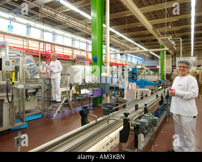 Les femmes travaillant dans l'usine de bonbons mentos Perfetti Van Melle à Breda aux Pays-Bas Banque D'Images