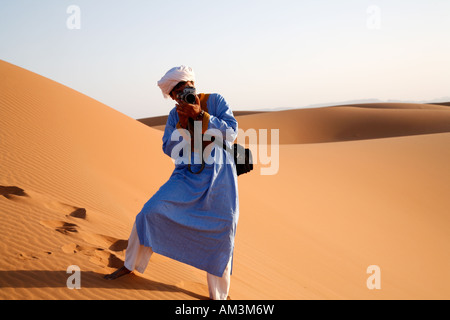 Photographe marocaine dans le désert du Sahara, à prendre des photos. Banque D'Images