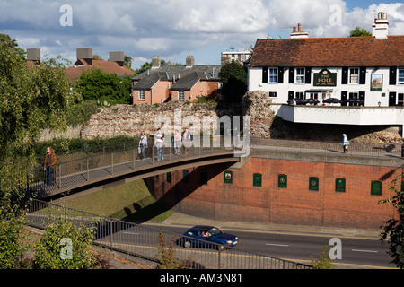 Le trou dans le mur près de la porte de pub Balkerne mur romain montrant la passerelle d'un parking Banque D'Images