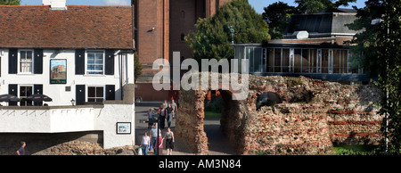 Colchester le trou dans le mur près de Balkerne pub Gate mur romain et une partie de l'Théâtre Mercury, et tour d'eau Jumbo Banque D'Images