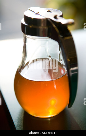 Le miel dans une bouteille en verre sur une table en plastique usa Automne 2006 Banque D'Images