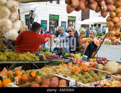 Une échoppe de marché vend des fruits et légumes au marché de la Piazza Campo de Fiori Rome Italie Banque D'Images