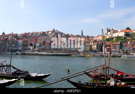 Barco rabelo le port des barges sur le fleuve Douro avec le Pont Dom Luis I derrière dans la ville de Porto au Portugal Banque D'Images