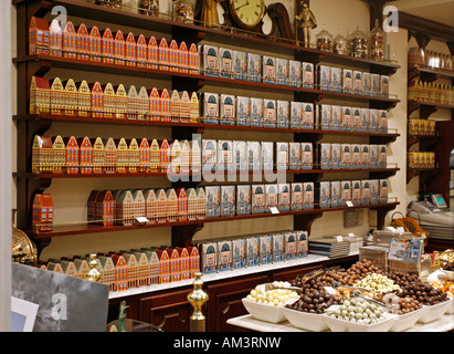 Des chocolats belges en vente dans un magasin à Bruxelles Banque D'Images