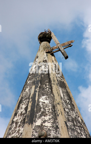 Broken croix sur l'église à l'abandon sur l'île de Faial, dans les Açores. Banque D'Images