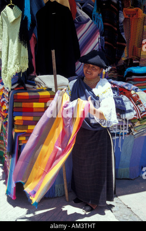 Les femme vendant des textiles et à l'artisanat marché en Poncho Plaza, Leon, Nicaragua Banque D'Images