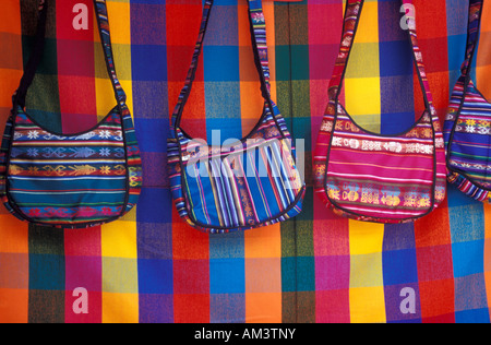 Sacs à bandoulière tissée à la vente à l'artisanat marché en Poncho Plaza, Leon, Nicaragua Banque D'Images