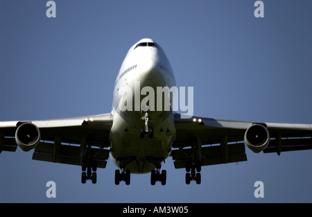 Un Virgin Atlantic Airways Boeing 747 jumbo jet arrive en terre à l'aéroport de London Gatwick