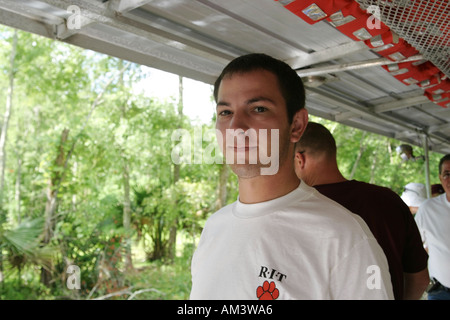 Jeune homme sur le bateau dans la Nouvelle Orléans bayou Banque D'Images