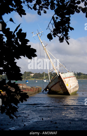 Bateau à l'abandon de l'usine Chelmondiston Pin près d'Ipswich Suffolk Angleterre Banque D'Images