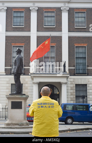 Falun Dafa est une bonne légende le retour de démonstrateur solitaire à l'extérieur de l'ambassade de Chine à Londres Banque D'Images