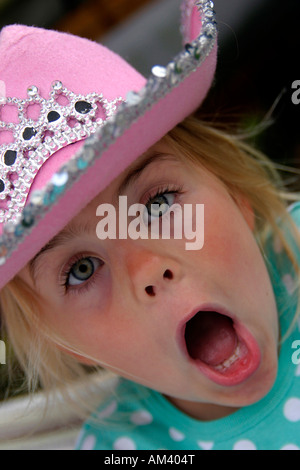 4 ans girl in pink hat tirant un visage Banque D'Images