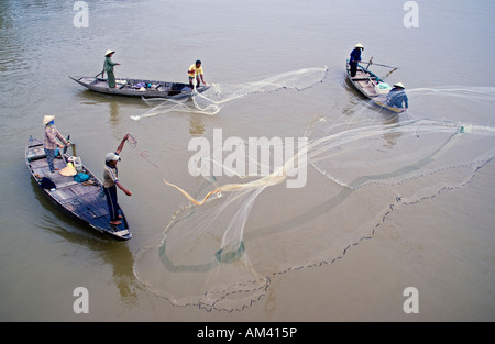 Filets de pêcheurs jetant des bateaux sur la rivière Hoai à Hoi An Banque D'Images