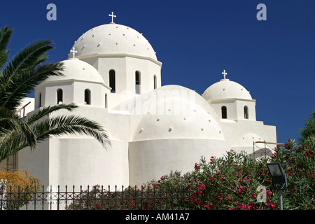 Emblématique église typique blanc toits dans Oia sur l'île volcanique de Santorin en Grèce Banque D'Images