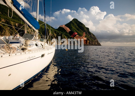 Man jumping de location en navigation en Antigua Antilles Caraïbes Banque D'Images