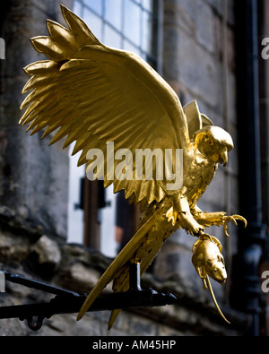 Cette sculpture Golden Hawk et le rat se trouve au sommet d'un panneau de rue à Édimbourg High Street, Royal Mile, l'Écosse. Banque D'Images