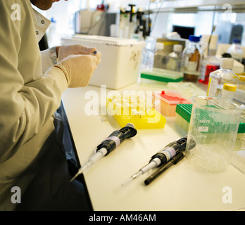 Le travail en laboratoire de recherche essais cliniques les essais. Pas d'autorisation nécessaire en face de sorte recadrée méconnaissable en personne shot Banque D'Images