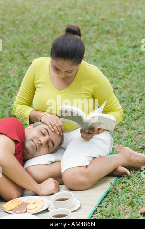 High angle view of a Mid adult woman touching a Mid adult man's front posé sur ses genoux Banque D'Images