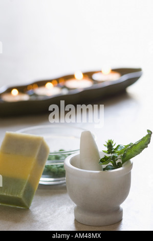 Close-up d'une aromathérapie candle burning aux herbes dans un mortier Banque D'Images