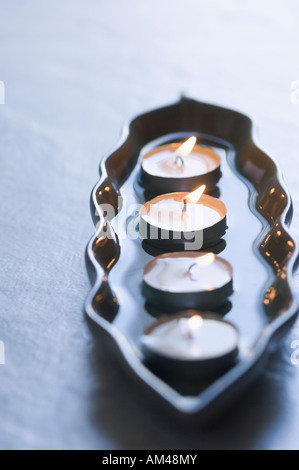 Close-up de quatre bougies d'aromathérapie dans un bac Banque D'Images