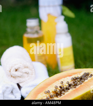 Close-up of papaya massothérapie produits sur l'herbe Banque D'Images