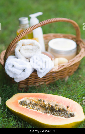 Close-up of papaya massothérapie produits sur l'herbe Banque D'Images