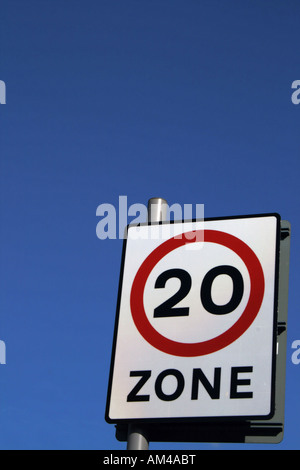 Zone 20mph signe avec ciel bleu en arrière-plan Banque D'Images