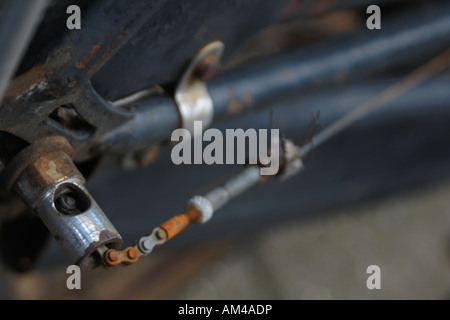 Location de moyeu de roue arrière old rusty bike enchaînés à lampadaire Banque D'Images