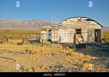 Tomber vieux bâtiments de l'exploitation minière dans la zone minière de désert de Mojave en Californie du Sud Banque D'Images