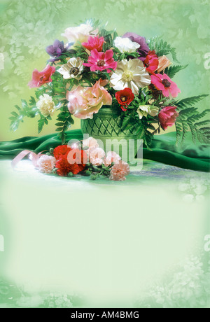 Bouquet coloré organisé Studio bouquet de fleurs d'anémones blanches et rouges dans un vase sur un fond vert pastel Banque D'Images