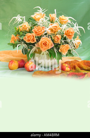 Studio Vertical organisé bouquet bouquet de fleurs fleurs dans un vase sur un fond pastel vert Banque D'Images
